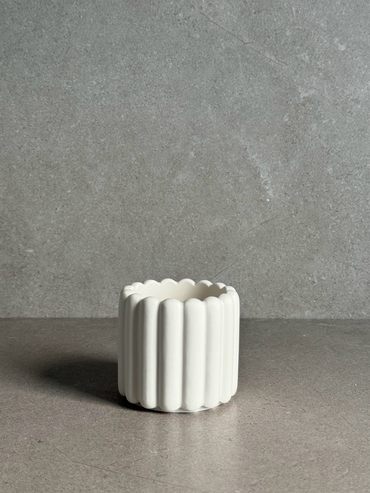 Ribbed candle holder